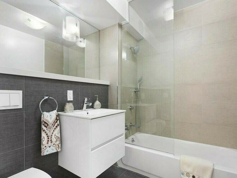 1st image of 1423 Broadway APT 1R