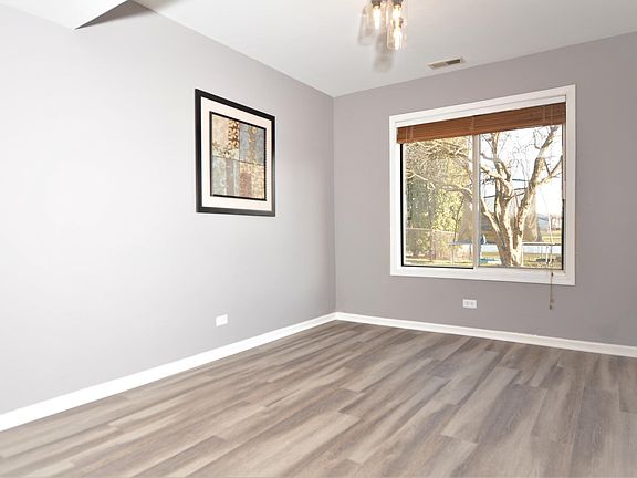 5th image of 171 W Fullerton Ave