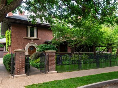 826 W Hutchinson St, Chicago, IL, 60613