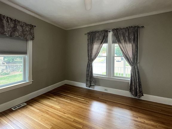 5th image of 134 Peck St Floor 1
