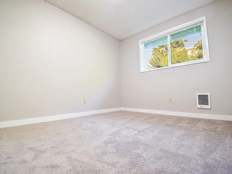 Newly Updated Single Level 2 Bedroom Apt in SE Portland! — Photo 15
