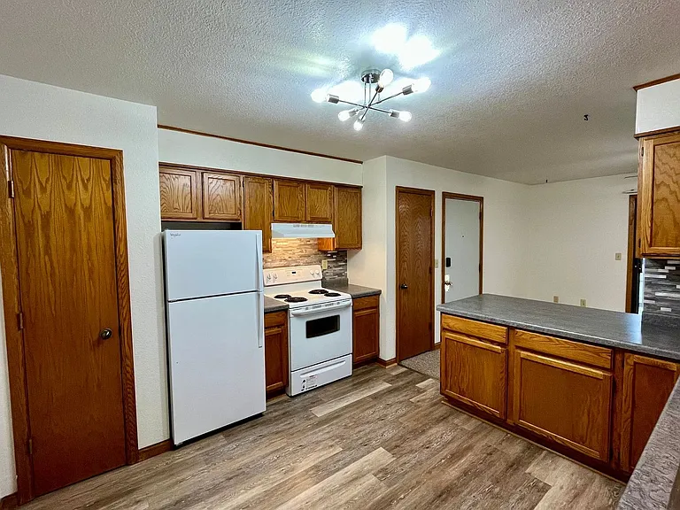 1216 N Point Dr — Photo 1