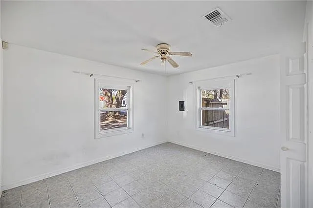 112 N Scanlan St — Photo 8