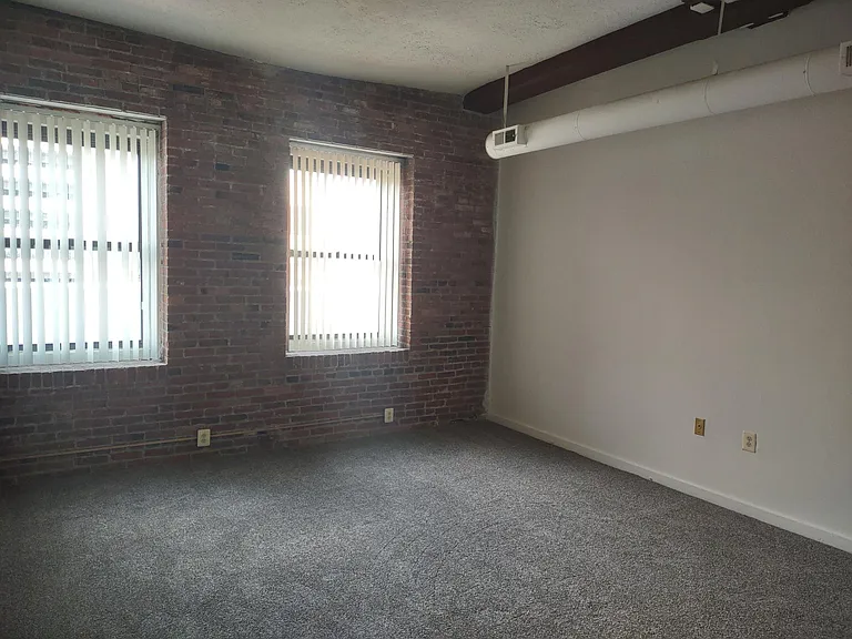 Marlboro Classic Apt & Redwood Square — Photo 36