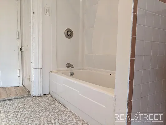 Rented by Real Street Inc | media 5