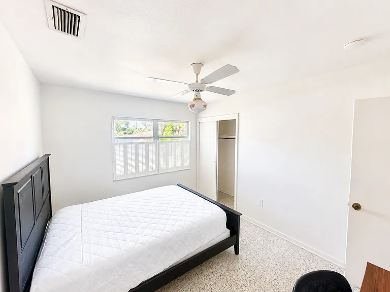 Bahamas Ave — Photo 3