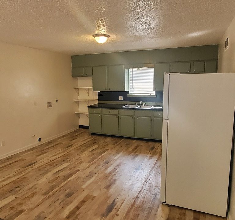2nd image of 2401 Parker St APT 53