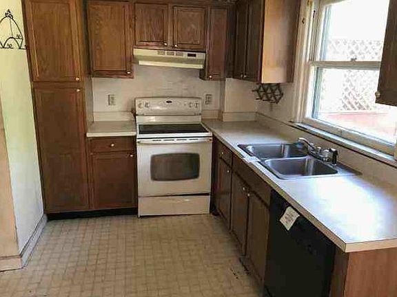 3rd image of 1379 Stewart St