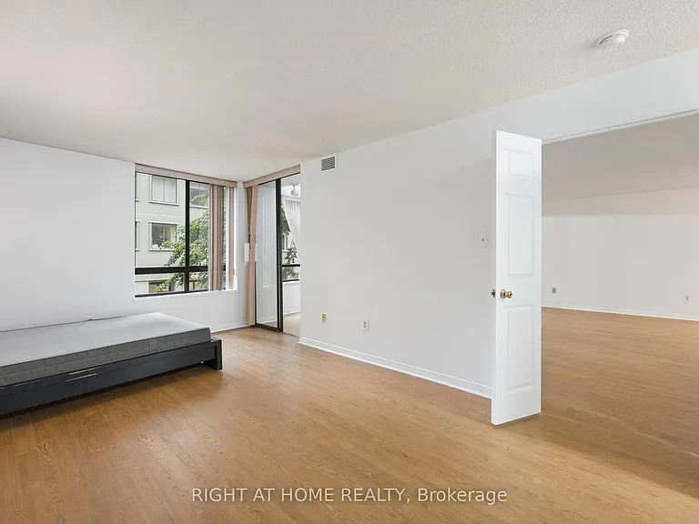 280 Simcoe St #206A — Photo 11