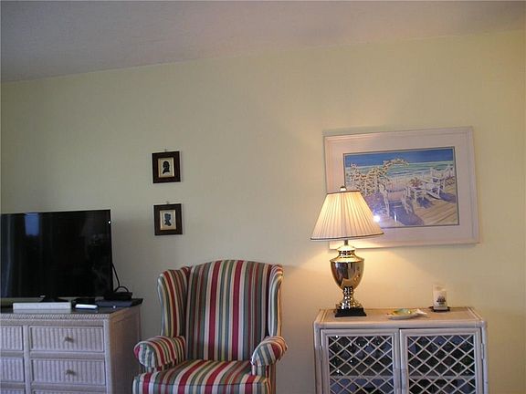 3rd image of 3056 S Fletcher Ave APT 204