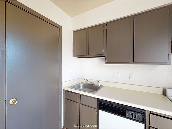5th image of 725 Peppertree Dr APT 4