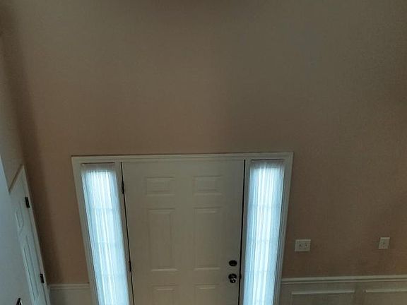 Foyer w/plenty of natural light