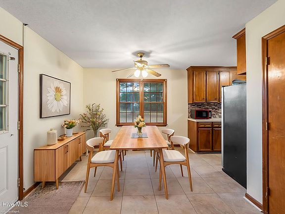 5th image of 207 Gavin Road