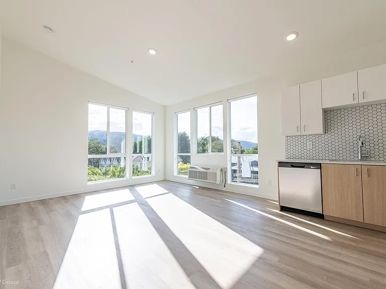 8770 N Willamette Blvd — Photo 5