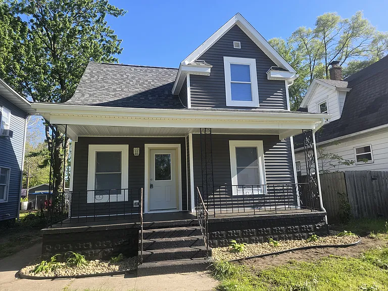 1219 E Madison St — Photo 2