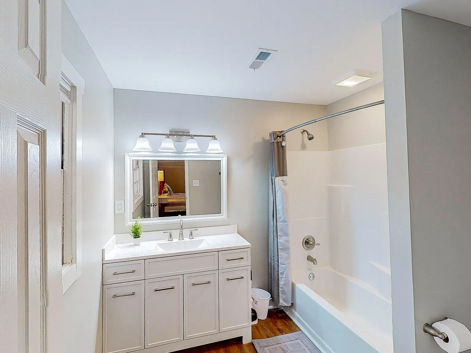4 bed, 3.0 bath, 1800 sqft, $1,048 — Photo 3