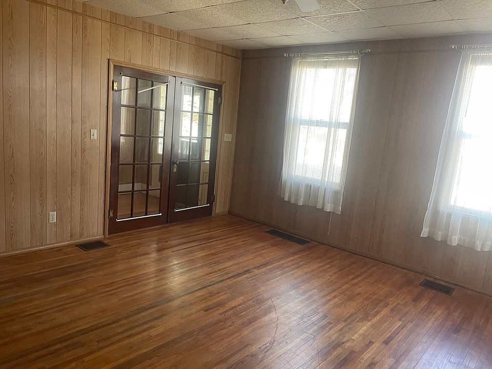2nd image of 218 W Sheridan Rd