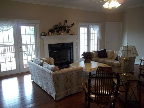 3rd image of 605 Carriage Commons Dr