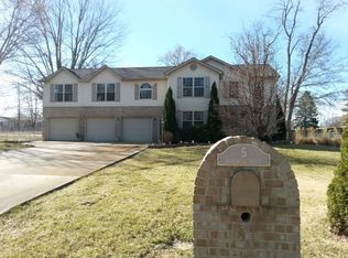 5 Woodmere Dr, Paris, IL 61944