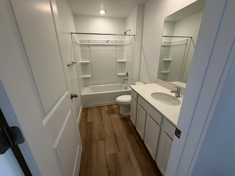 142 E Levengrove — Photo 8