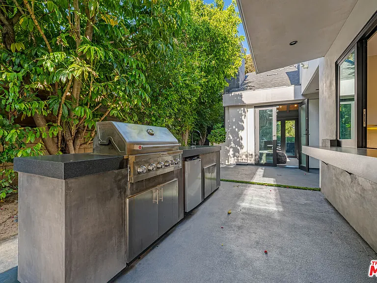 5415 Amestoy Ave — Photo 23