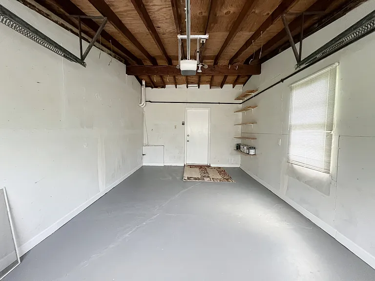 615 Crest Ct — Photo 28