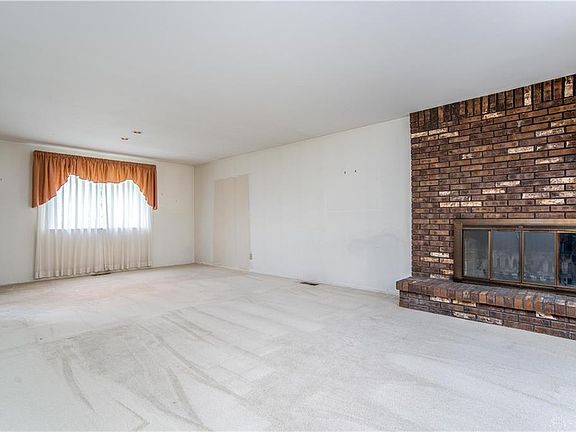 5th image of 225 Woodridge Dr