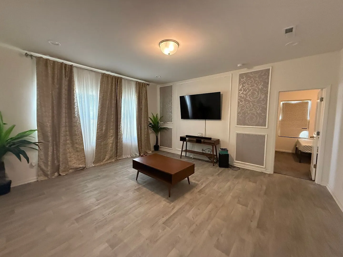 Room in 5 Bedroom Home in Charlotte — Photo 1