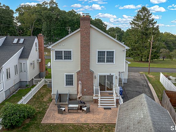 4th image of 672 West Main Street