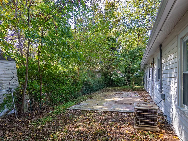 944 W Linwood St — Photo 3