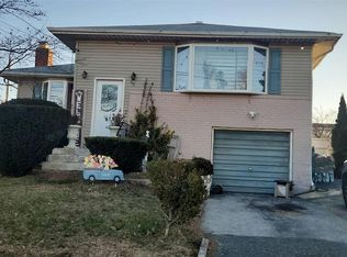 92 Woodward Pkwy, Farmingdale, NY 11735