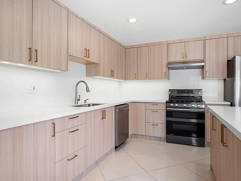 10227 Helendale Ave — Photo 10