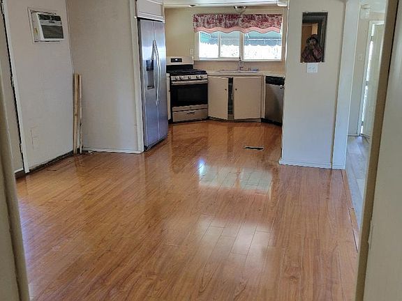 4th image of 24417 Jefferson Ave
