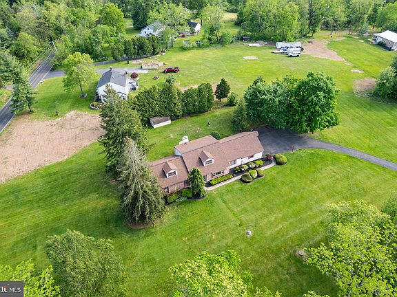 3rd image of 173 Pine Ln