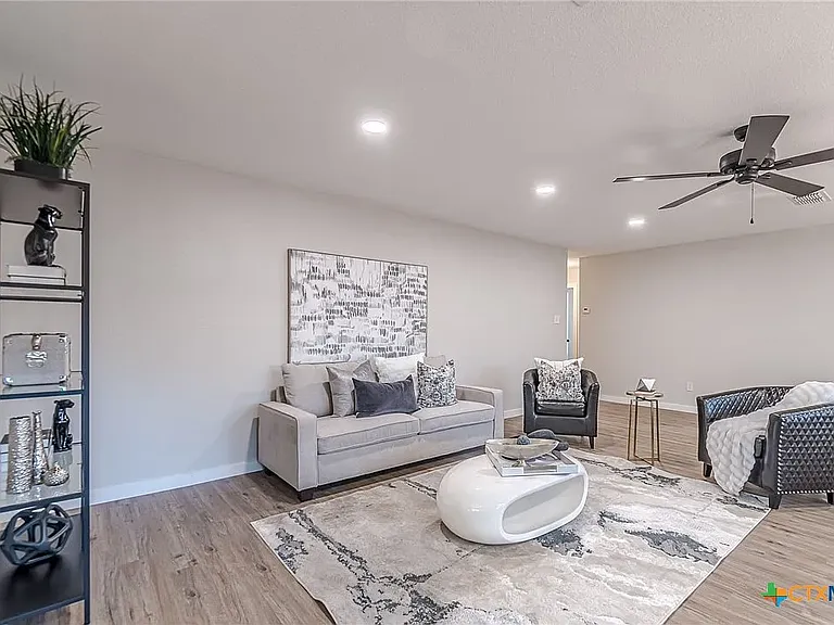 1947 Queen Victoria Dr — Photo 5