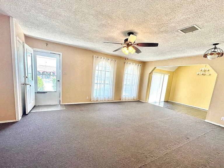 514 W Avenue J — Photo 2