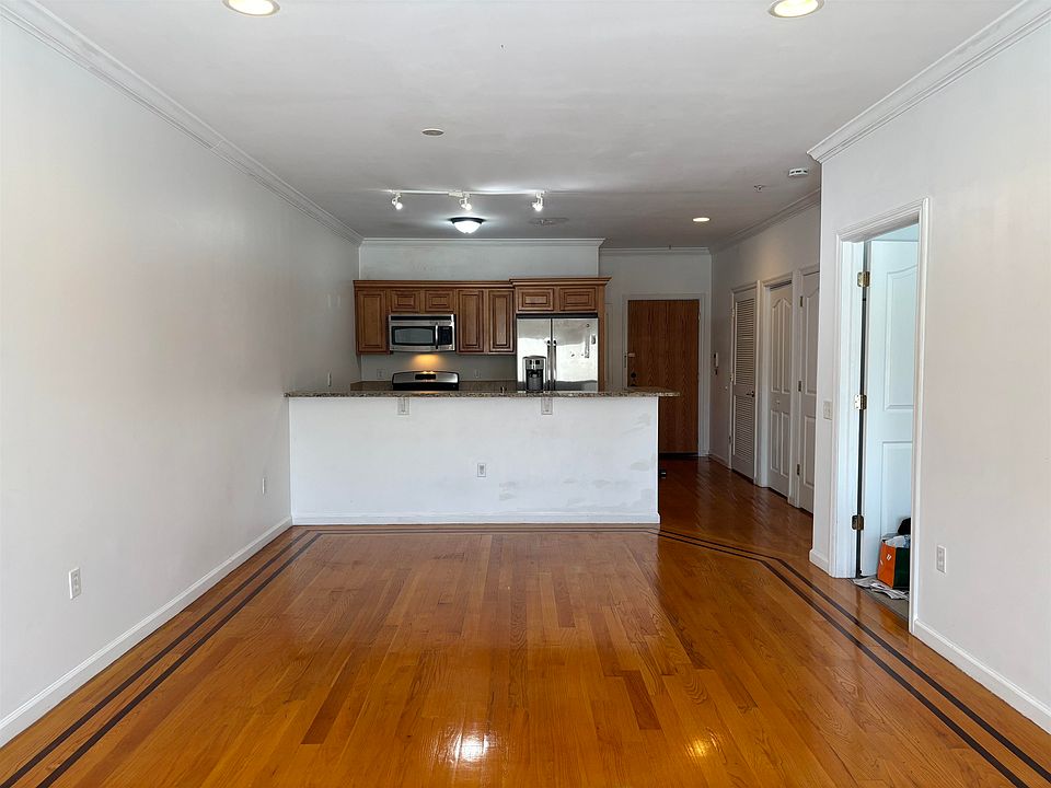 1st image of 528 52nd St APT 202