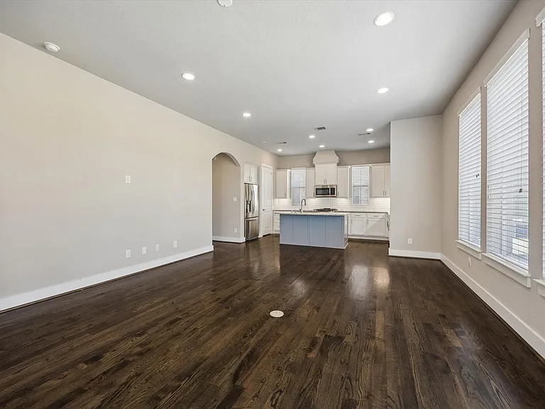 2710 Freund St — Photo 8