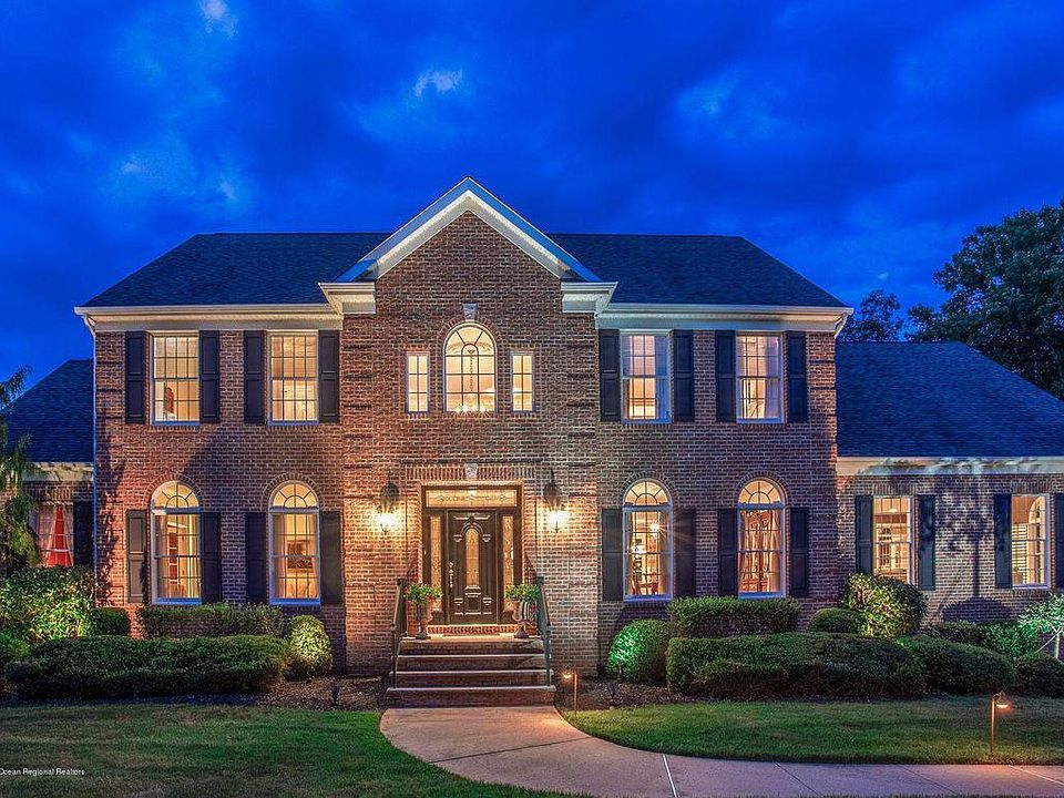 1st image of 7 Rebecca Dr