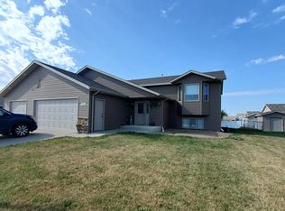 708 Lincoln Ct SE, Mandan, ND 58554
