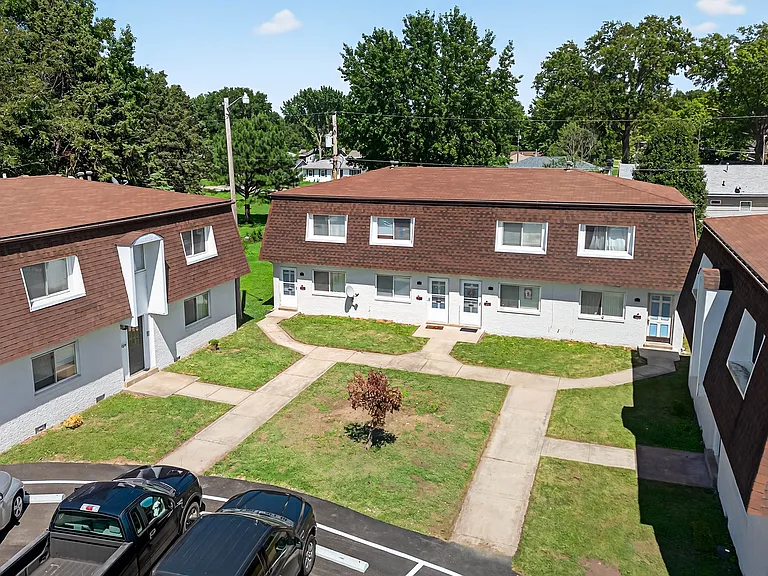 2718 Center St #B — Photo 1