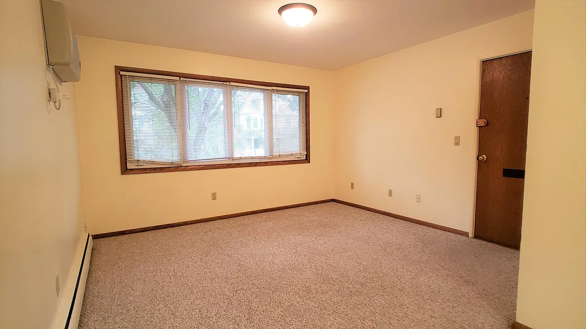 Building Photo - 1709 Como Ave SE #4