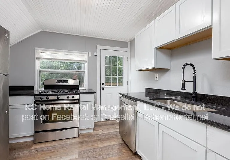 1111 W 44th St #B — Photo 6