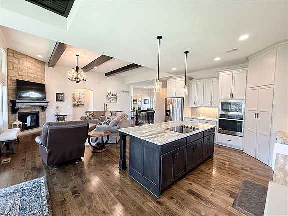 4th image of 814 Creekmoor Dr