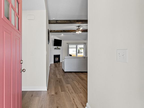 3rd image of 405 Pomeroy Dr