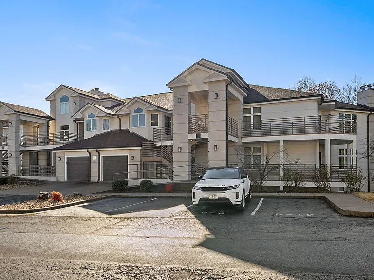 106 Oxford Dr #8 — Photo 6