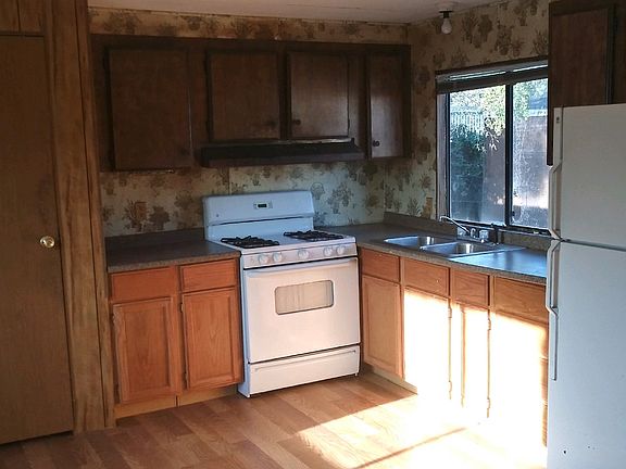 3rd image of 422 N Lillian St