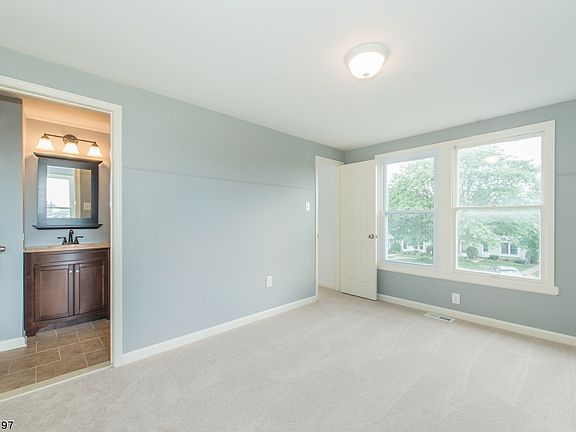 5th image of 33 Liberty Ln #315