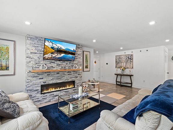 2nd image of 2253 Washington St #1