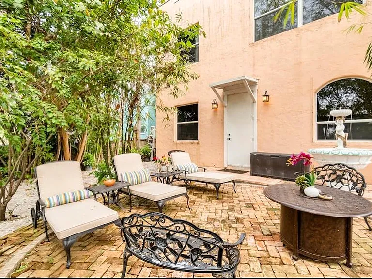 940 39th Ct — Photo 34